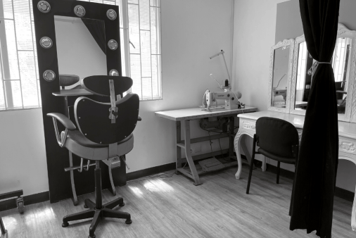 Camerino con mesa de maquillaje, mesa de plancha y máquina de coser