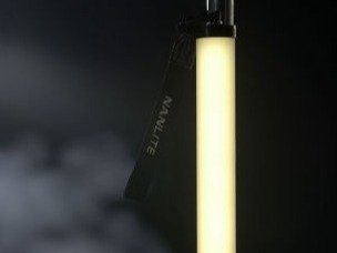 Una luz LED Nanlite encendida sobre fondo oscuro