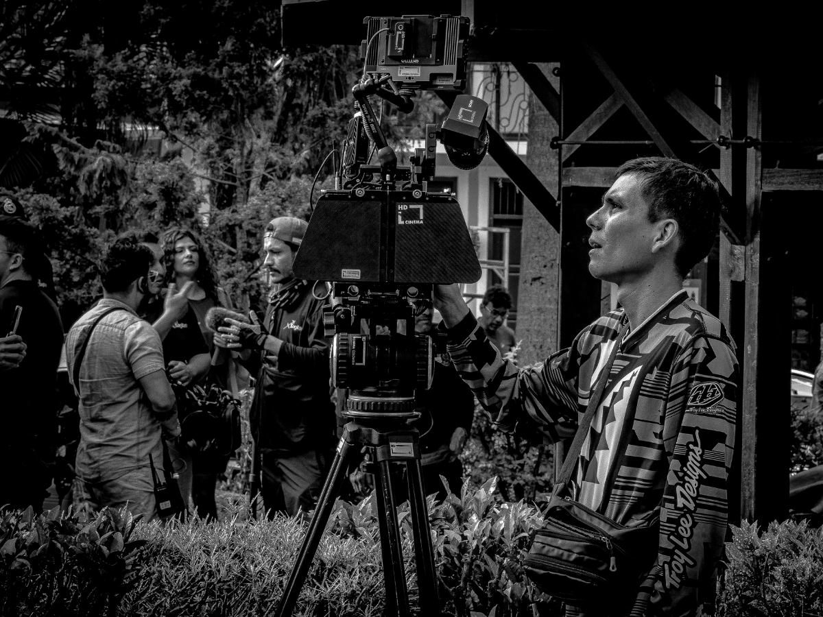 Tan cerca pero tan lejos - HD Cinema Colombia